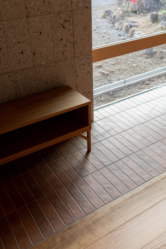 タイル床とフローリング、TV大