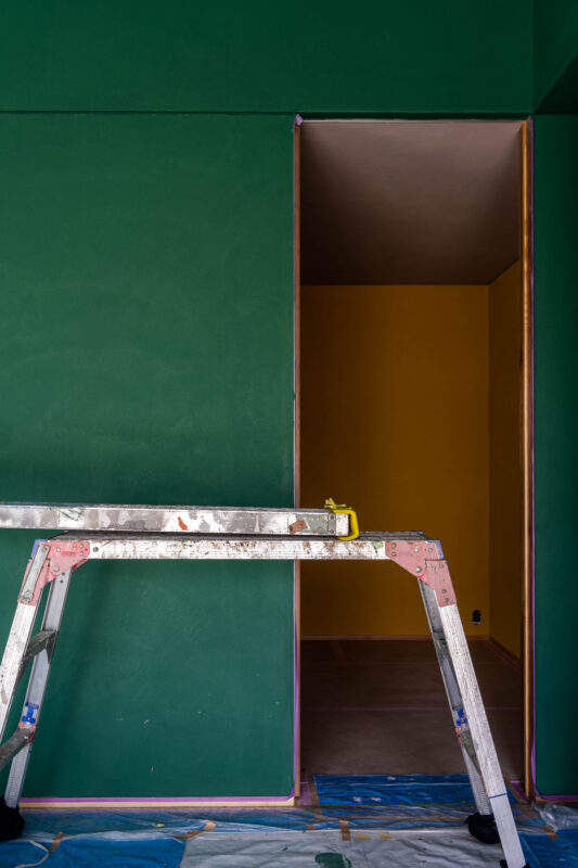 緑の壁　ラワン引き戸