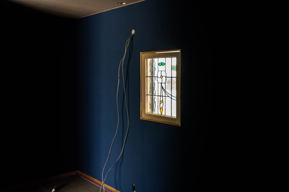 青い壁　ステンドグラス