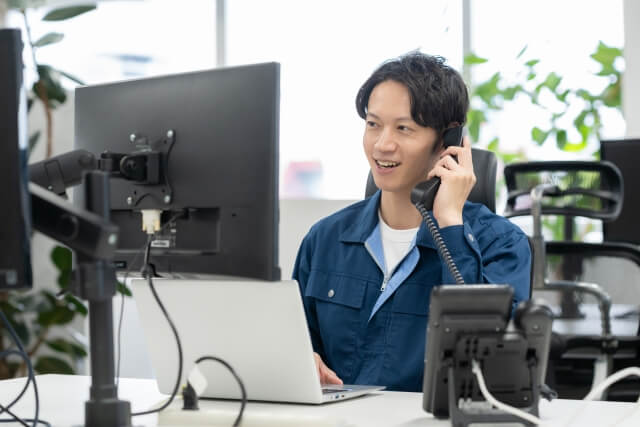電話で顧客と話すカスタマーサポート