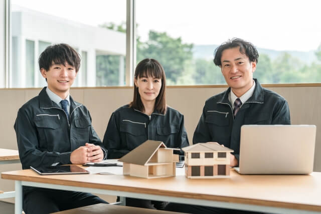 建築模型を前にしたエンジニアたち