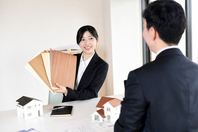 建材サンプルを示す女性社員