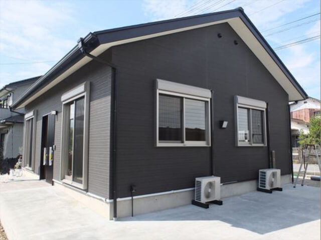 モダンな黒い外装の平屋住宅