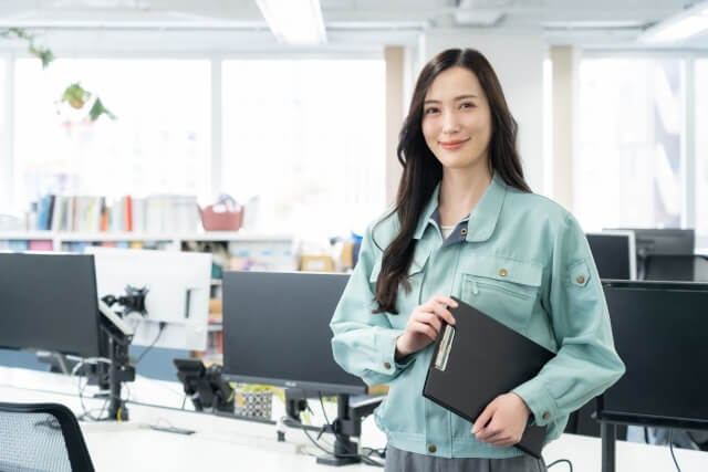オフィスで微笑む女性社員の姿