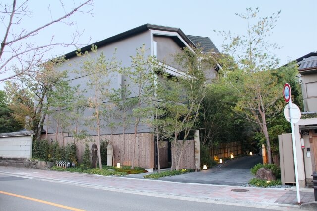 緑に囲まれた都会の三階建て住宅