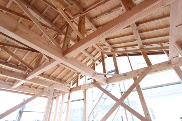 建築中の木造住宅の内部構造