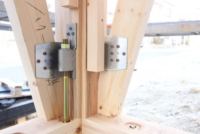 建築中の木造住宅の金具接合部